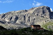 03 Rif. Calvi (2006 m) visto dal Lago Rotondo con da sfondo il Cabianca